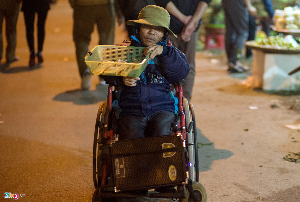 Người ăn xin vây kín đền Trần đêm khai ấn